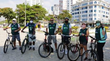  ciclistas parados na praça da independencia #paratodosverem 