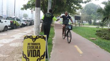 agente entrega panfleso a ciclista #paratodosverem