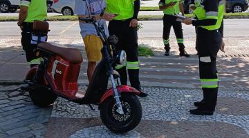 ciclista abordado por agentes da CET #paratodosverem 
