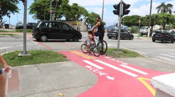 homem e menina passando de bicicleta por ciclovia #paratodosverem