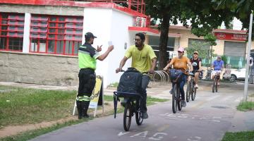 agente faz ação educativa na ciclovia #paratodosverem
