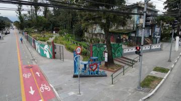 ciclista passando na ciclofaixa #paratodosverem