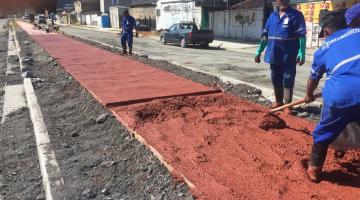 Ciclovia na Haroldo de Camargo ganha concreto pigmentado