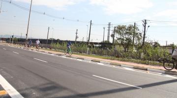 Ciclovia ao fundo com bicicletas circulando. #Paratodosverem