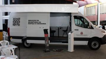 van parada com mesa e cadeira no seu interior #paratodosverem