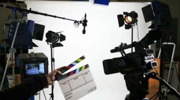 set de cinema com objetos usados em gravações #paratodosverem 
