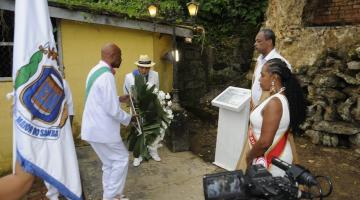 Pessoa filma integrantes da escola de samba #paratodosverem