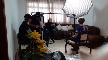 pessoas gravando filme em sala #paratodosverem 