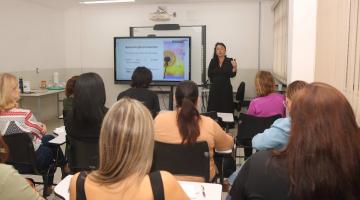 profissionais acompanham palestra #paratodosverem