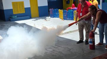 professor ensina educador a usar extintor #paratodosverem 