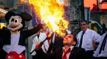 homem cospe fogo em espetáculo #paratodosverem