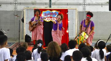 apresentação de palhaços #paratodosverem