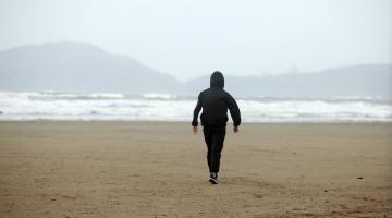 pessoa andando na praia #paratodosverem