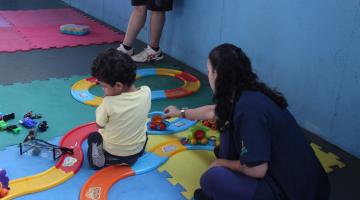 criança brinca com mulher #paratodosverem 