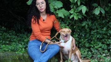 mulher segura cachorro #paratodosverem 