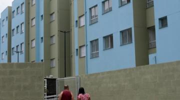 pessoas entrando em conjunto habitacional #paratodosverem 