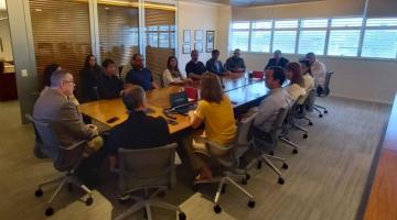 pessoas reunidas na mesa na solenidade #paratodosverem