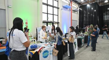 pessoas olhando produtos #paratodosverem 