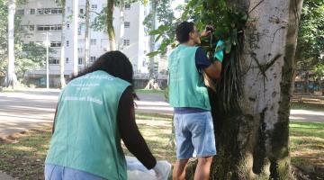 dois agentes procuram focos de mosquito em praça. #paratodosverem
