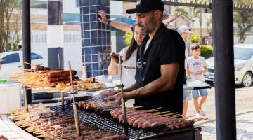 Ambulante fazendo churrasco na rua #paratodosverem