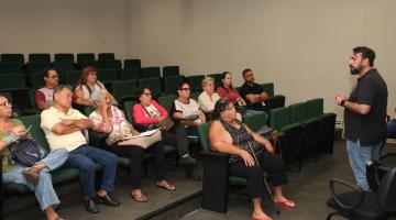 pessoas participando de reunião #paratodosverem