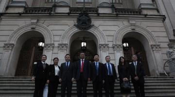 comitiva de chineses posa para foto na escadaria do paço . #paratodosverem