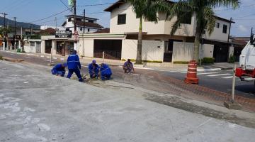 Pontilhão em obras na Jovino de Melo recebe complemento de laje