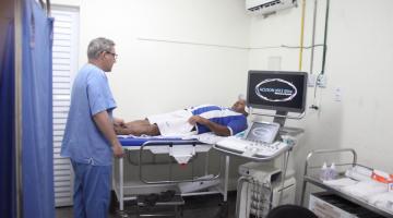 técnico faz exame em homem deitado #paratodosverem