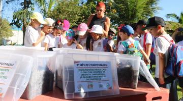crianças olhando caixa de compostagem #paratodosverem 