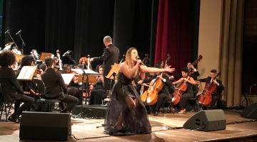 Helga Nemetik e Orquestra de Heliópolis emocionam o público em Santos