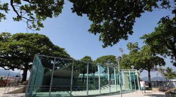 a fachada da concha acústica, com fechamento em vidro. #paratodosverem