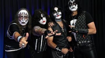quatro músicos vestidos e pintados como a banda kiss #paratodosverem