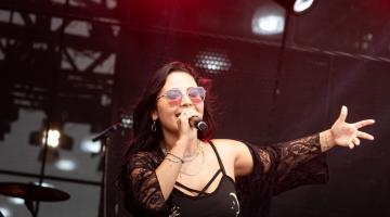 cantora em palco #paratodosverem