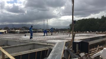homens trabalham em área de construção. #paratodosverem