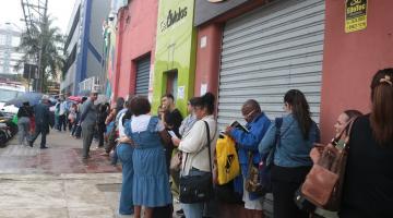 pessoas na fila para entrar em concurso #paratodosverem