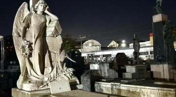 foto de cemitério à noite #paratodosverem 