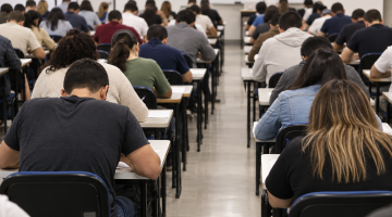 pessoas fazendo prova de concurso #paratodosverem