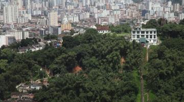 vista aérea de morro, com face verde e a cidade ao fundo. #partodosverem