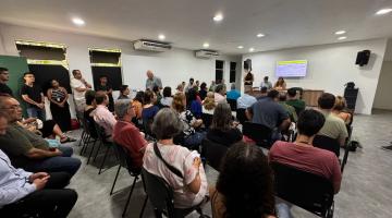 pessoas sentadas na reunião #paratodosverem 