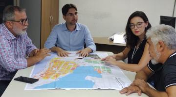 Pessoas em reunião com mapa de Santos #paratodosverem 