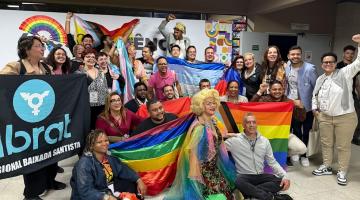 delegação santista posa com bandeira LGBT+ #paratodosverem 