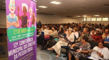 pessoas em auditório durante a conferência #paratodosverem 