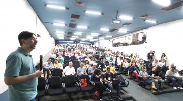 secretário fala a participantes da conferência #paratodosverem