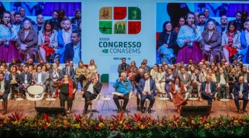 pessoas na abertura do congresso #paratodosverem 