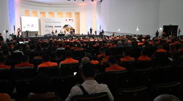 pessoas com coletes da defesa civil acompanham o congresso #paratodosverem