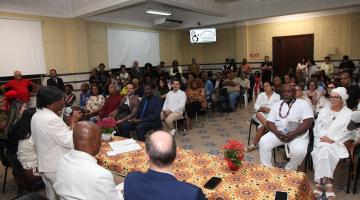 mesa com platéia ao fundo #paratodosverem