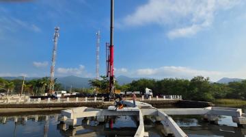 estrutura de vigas sobre o mar. #paratodosverem