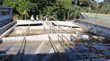 homens trabalham em cobertura de prédio. #paratodosverem 