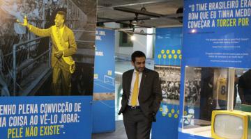 consul olha atrações do museu #paratodosverem