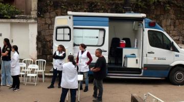 profissionais de saúde na frente da van do consultório na rua #paratodosverem 